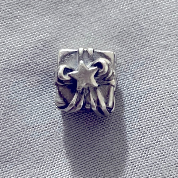 Pandora Gleaming Gift Present Charm - Picture 4 of 6